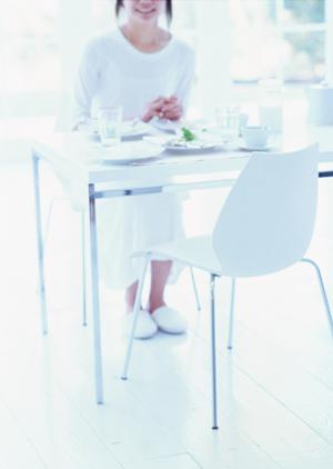 コードレステーブルランプでおもてなしを